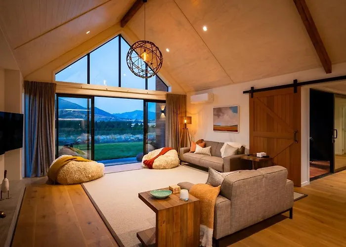 Four-bedroom Alpine Retreat With Two Living Areas Holiday home Wanaka