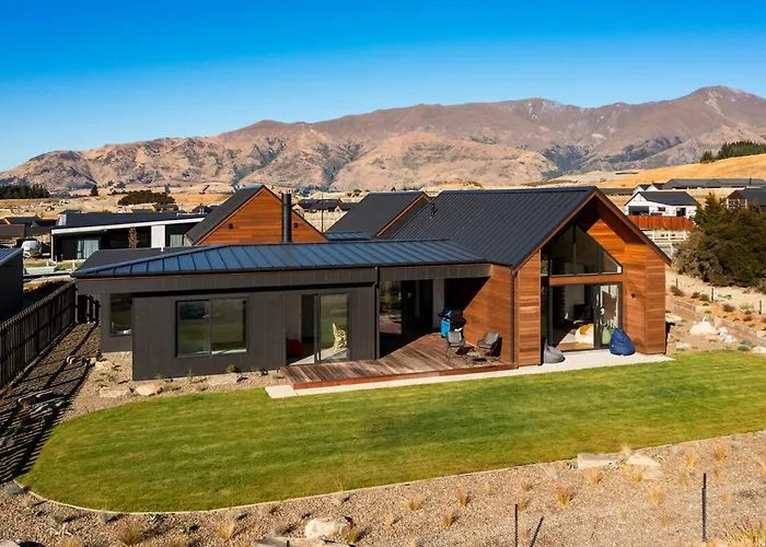 Four-bedroom Alpine Retreat With Two Living Areas Holiday home Wanaka