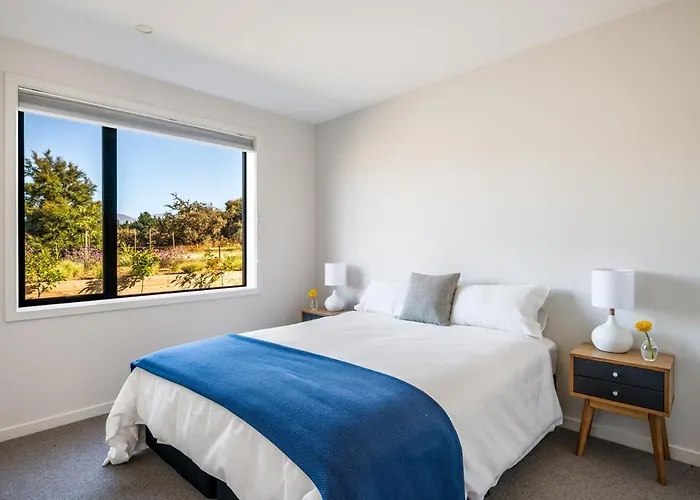 Four-bedroom Alpine Retreat With Two Living Areas Wanaka