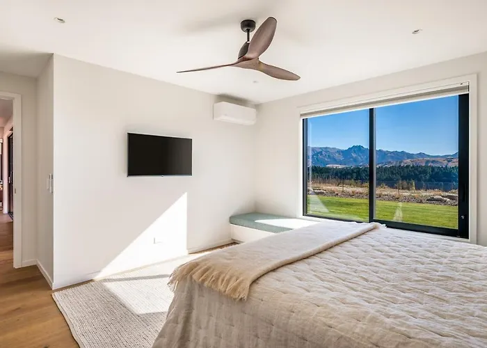 Four-bedroom Alpine Retreat With Two Living Areas Holiday home *