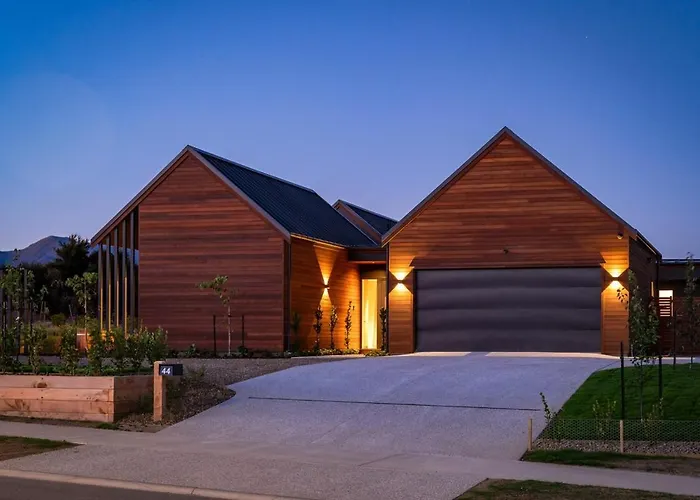 Four-bedroom Alpine Retreat With Two Living Areas * Wanaka