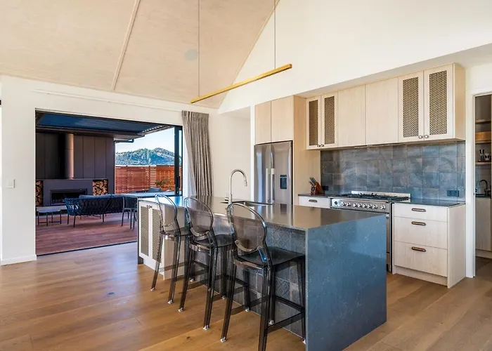 Four-bedroom Alpine Retreat With Two Living Areas Holiday home *