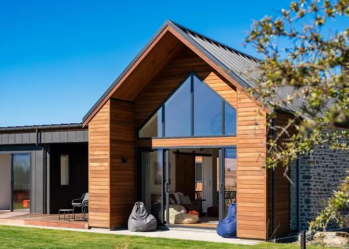 Four-bedroom Alpine Retreat With Two Living Areas Holiday home Wanaka